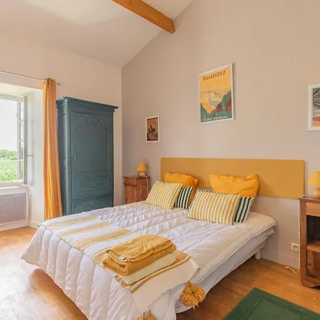 Hébergement de vacances Maison De Avec Piscine