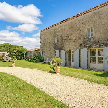 Hébergement de vacances Maison De Avec Piscine Sainte-Gemme (Charente-Maritime)